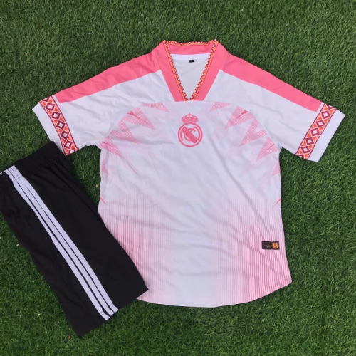 Áo Đá Bóng Real Madrid Trắng Hồng – Thiết Kế Viền Họa Tiết Độc Đáo + Quần Đen