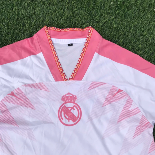 Áo Đá Bóng Real Madrid Trắng Hồng – Thiết Kế Viền Họa Tiết Độc Đáo + Quần Đen Screenshot 2025 08 12 115015