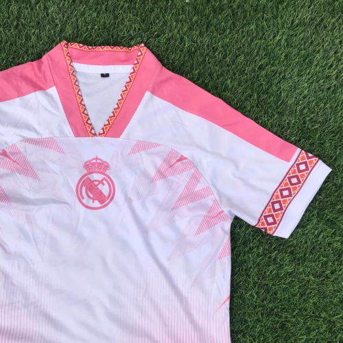 Áo Đá Bóng Real Madrid Trắng Hồng – Thiết Kế Viền Họa Tiết Độc Đáo + Quần Đen Screenshot 2025 08 12 115035